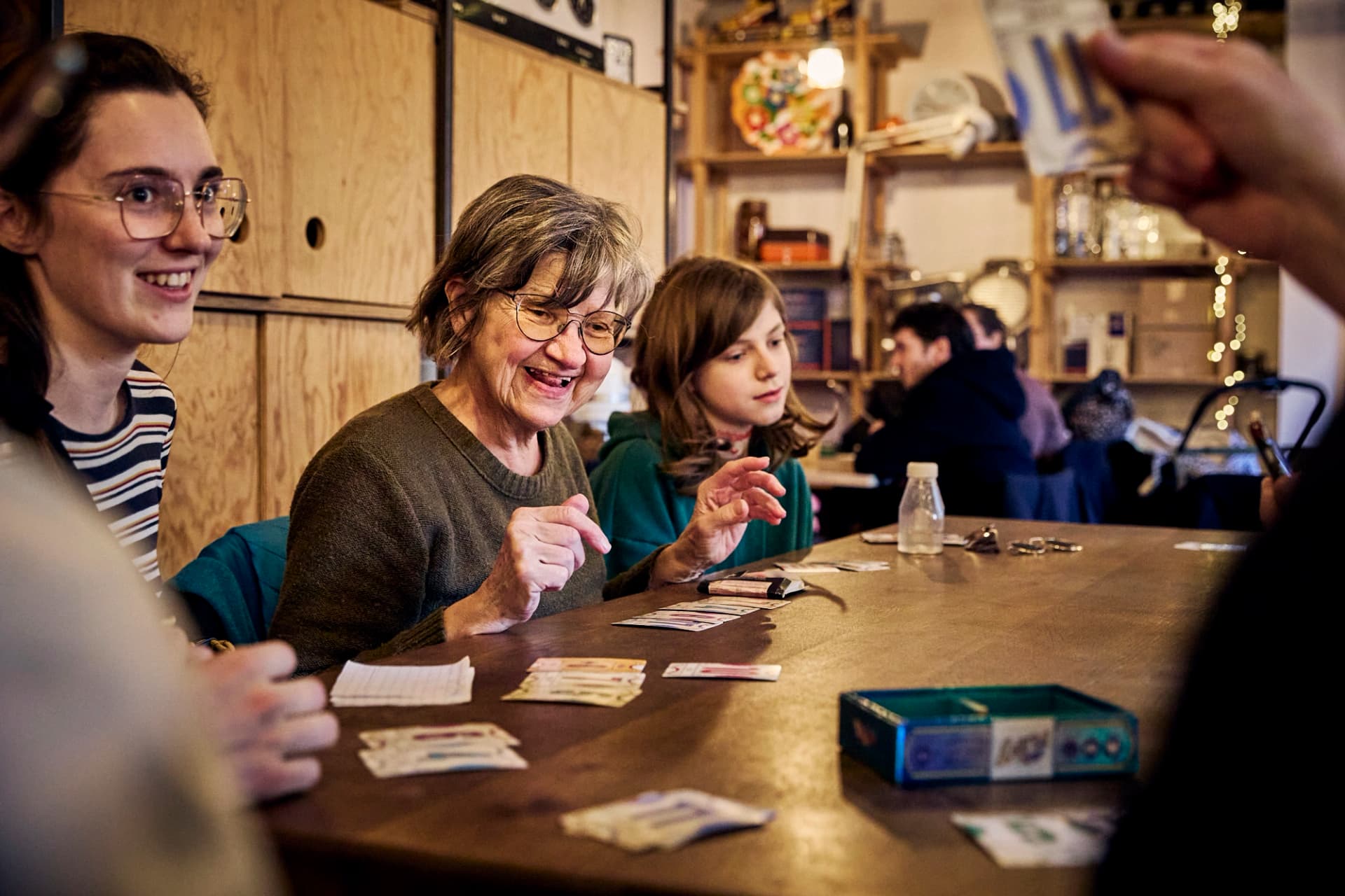 Table de jeu intergénérationnelle avec cartes et échanges