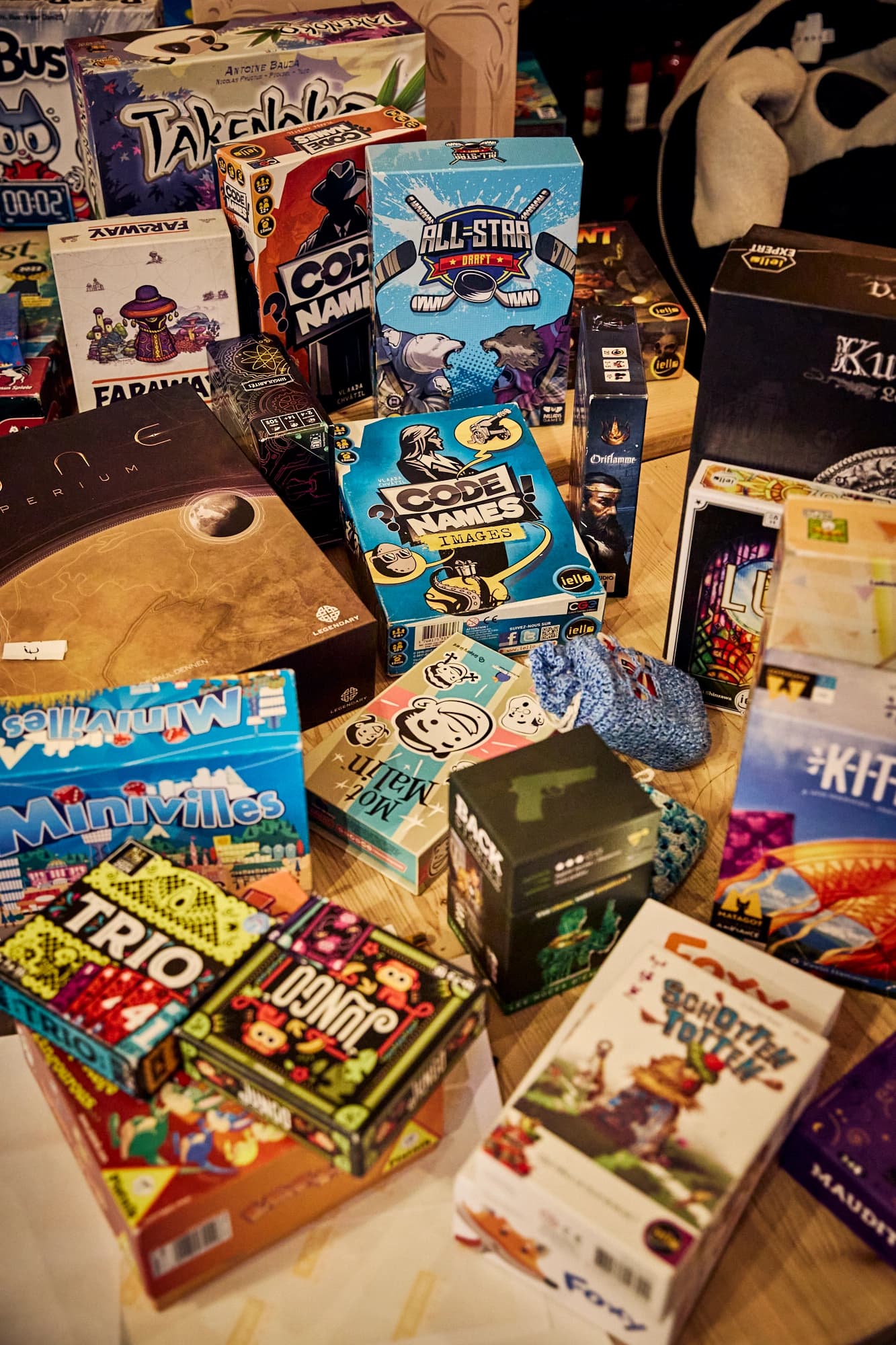 Sélection de boîtes de jeux de société proposées pendant une rencontre