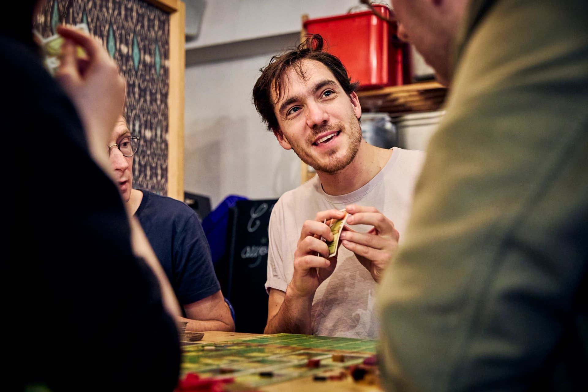 Participant souriant pendant une partie de jeu de société