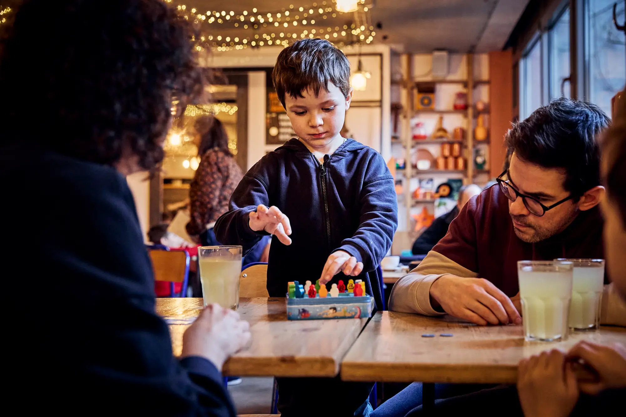 Enfant plaçant des pions colorés pendant une partie